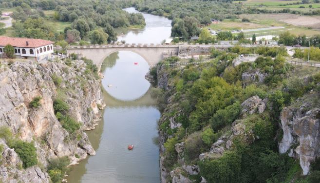 Gjendet një grua pa shenja jete tek ura e Fshajit e Gjakovës