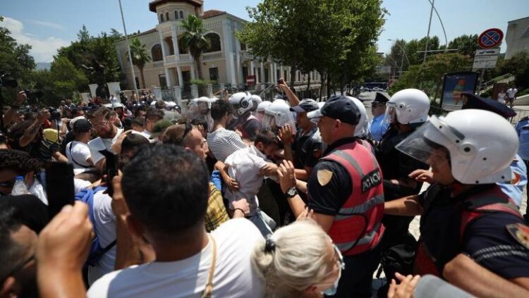 Prokuroria  Arrest me burg për 3 protestues  detyrim paraqitje për të tjerët
