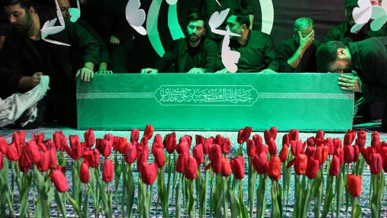 Irani nis ceremonitë mortore për Ali Khamenei  mungon i biri 