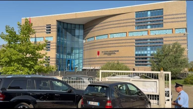 Plagosja me thikë brenda poliklinikës në Shkodër  babë e bir paraqiten në Gjykatë