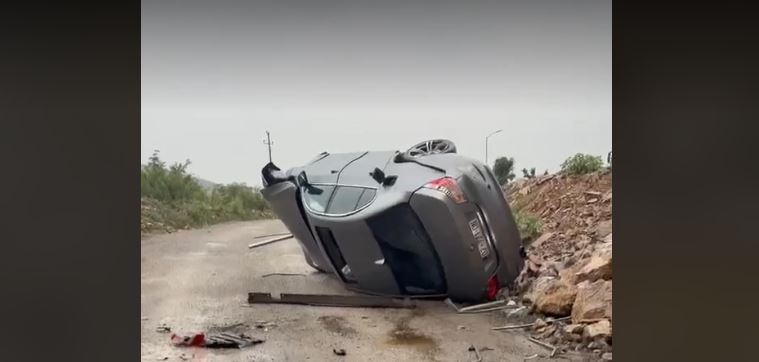 Vetaksident në rrugën Prishtinë-Pejë, vetura përfundon e rrokullisur në hendek