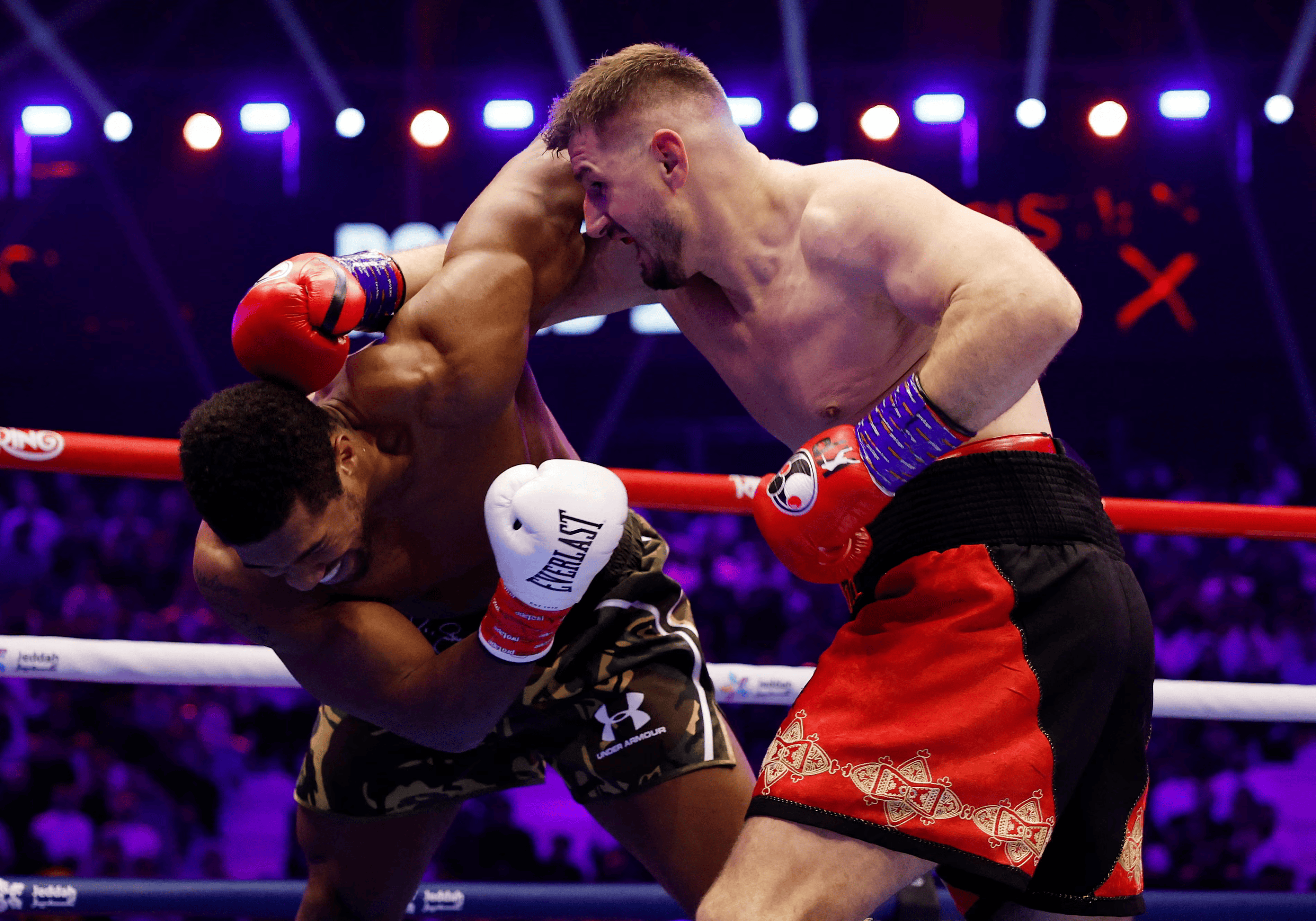 Kristian Prenga rrëzon dy herë Anthony Joshua-n, por britaniku e fiton duelin me KO në raundin e dytë