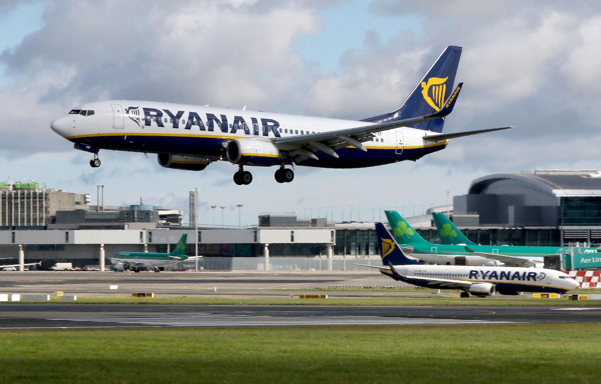 12 orët e ferrit në avionin e Ryanair drejt Tiranës  dëshmitë e pasagjerëve