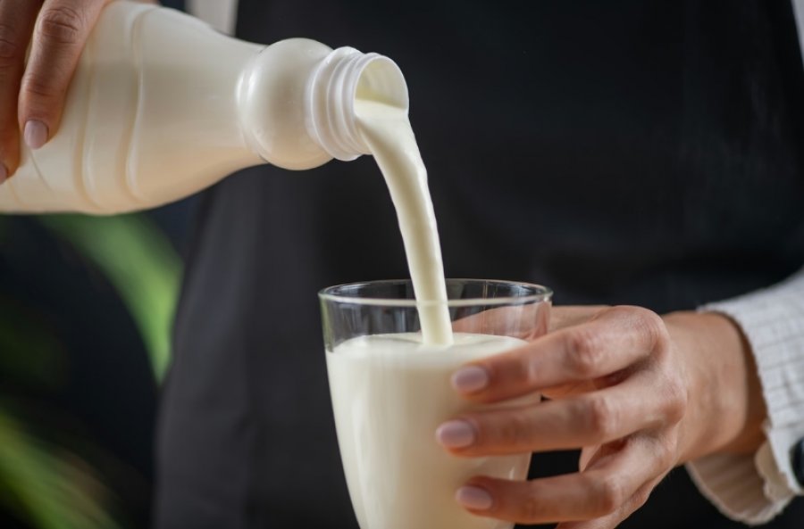 A duhet të pini kefir çdo ditë? Nutricionisti shpjegon përfitimet dhe sasinë e rekomanduar