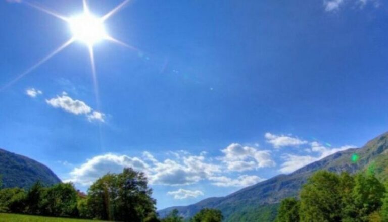 Temperaturat zbresin deri në 24°C, pasdite mund të ketë reshje