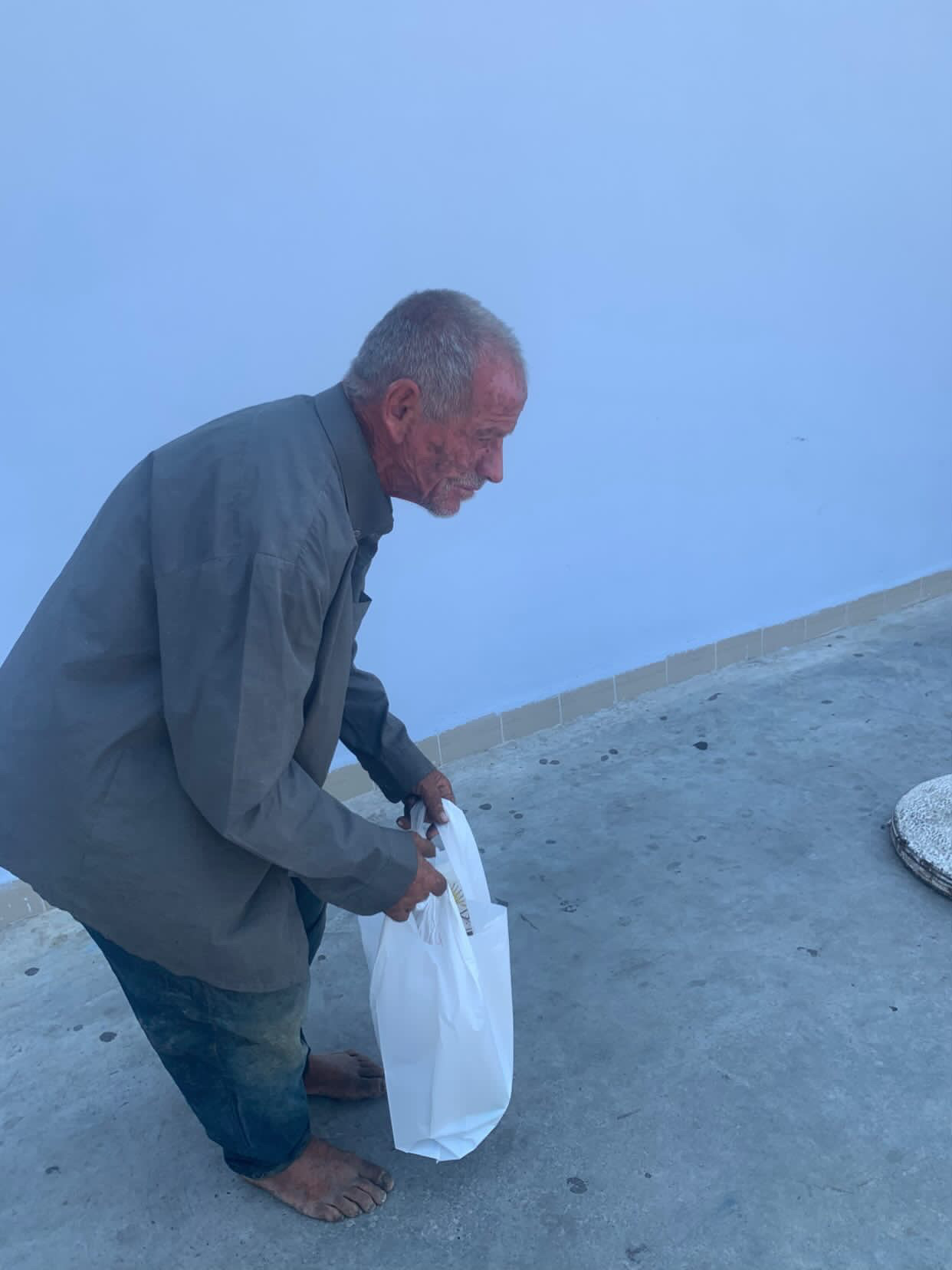 Me 5 mijë lekshin e fundit në xhep  qytetarja blen një vakt të plotë buke për të moshuarin