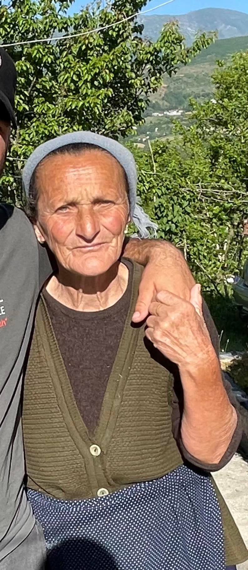 Familja kërkon ndihmë për gjetjen e 74-vjeçares së humbur në Maqellarë