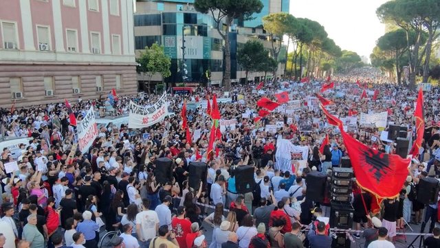 Protesta kundër qeverisë hynë në ditën e 61 të  qytetarët zbresin sërish në shesh