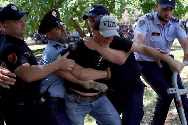 Protestuesit kërkojnë drejtësi sot para Gjykatës së Tiranës  Lironi çunat