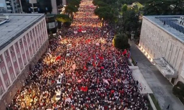 protesta-e-37-te-ne-tirane-qytetaret-marshojne-drejt-kryeministrise-me-pese-kerkesa-kryesore