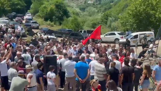Banorët e Nikaj Mërturit në protestë kundër digave të KESH it