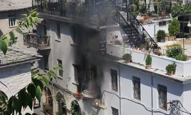 Zjarr në Pazarin e vjetër të Gjirokastrës  përfshihet nga flakët godina e Postës