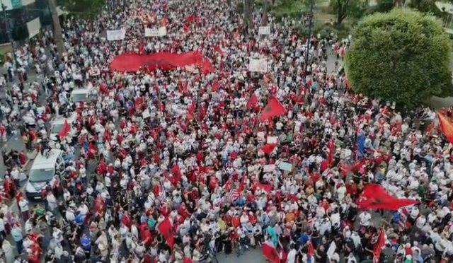 Protesta e 60-të në Tiranë, qytetarët marshojnë sërish me thirrje për dorëheqjen e Ramës