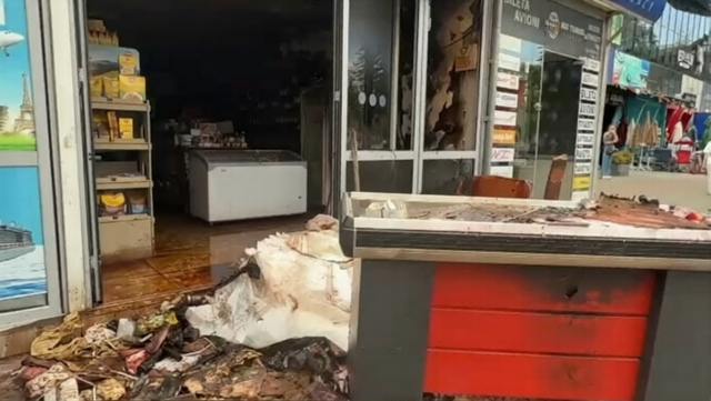 Përfshihet nga flakët një biznes në Elbasan