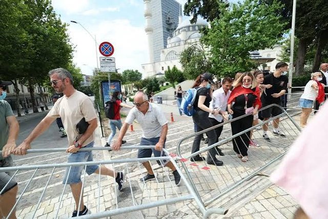 Pas 50 ditësh protesta  qytetarët mblidhen sërish sot para Kuvendit