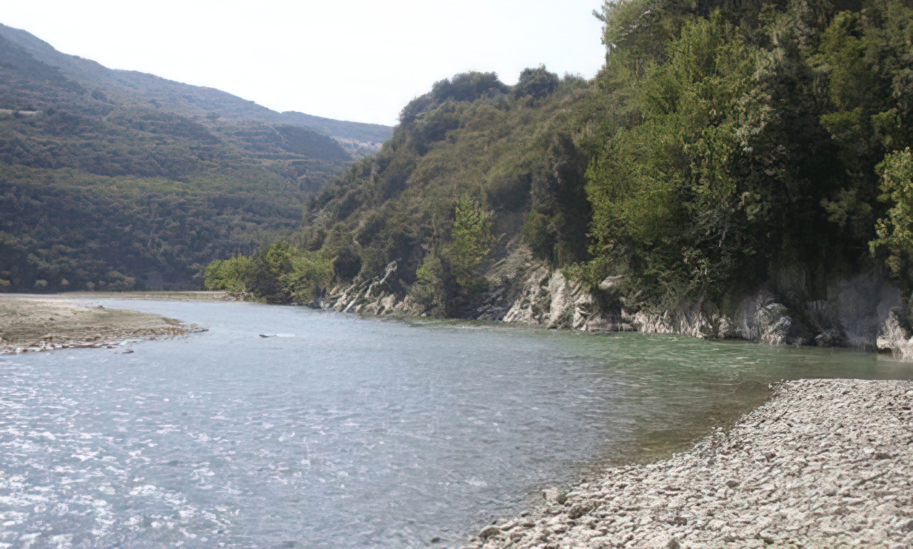 Po punonte arën me babain  15 vjeçari futet në lumë për tu larë dhe mbytet