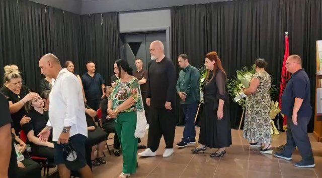 Homazhe për gazetarin Enrik Mehmeti  i pranishëm dhe Edi Rama