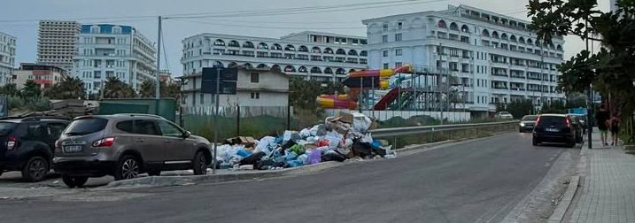 Golem  Kavajë   Prej dy javësh pa kosha plehrash  mbeturinat hidhen në tokë 