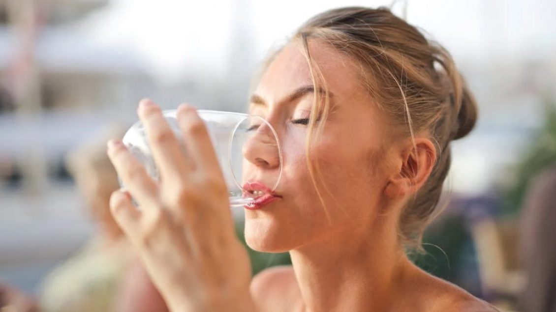 A keni problem me fryrjen e barkut pas darkës? Nutricionistët rekomandojnë këtë pije