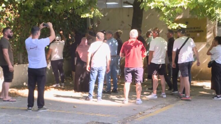 Qytetarët mblidhen para Gjykatës  kërkojnë lirimin e 21 protestuesve