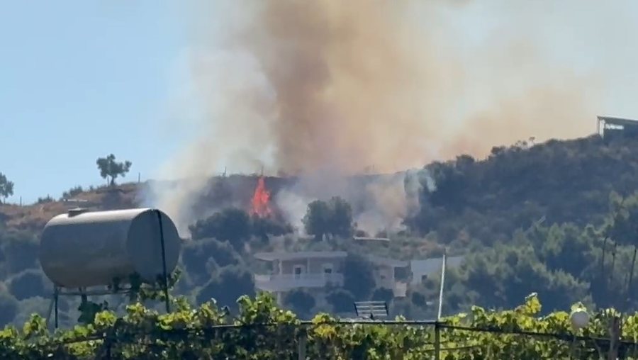 Zjarr në lagjen  15 Tetori  në Vlorë  rrezikohen banesat