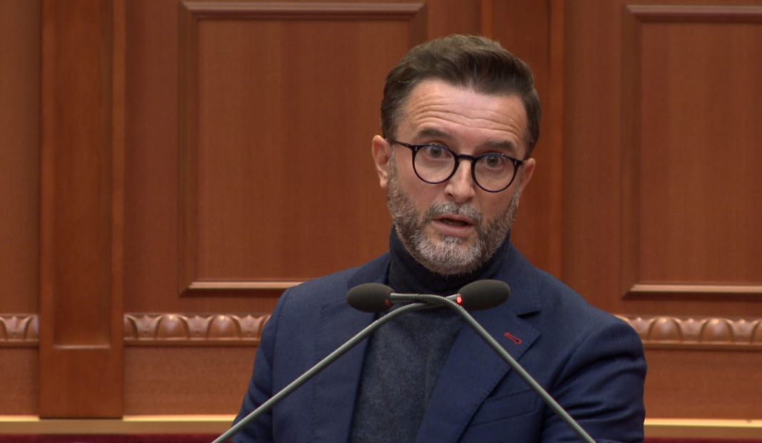 Protestuesit përshëndesin çerrin e PS  Erion Braçe b b lushi la la la