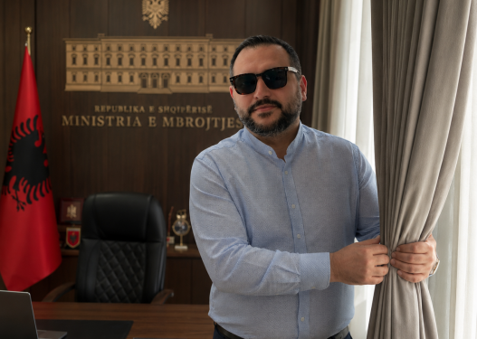 Ministri i Mbrojtjes Ermal Nufi arredon zyrën! Ble perde të errëta për zyrën e tij e të sekretares