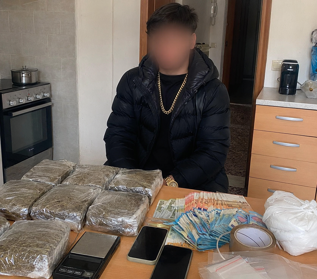 I papunë, por bënte jetë luksi: Si u kap 19-vjeçari shqiptar në Itali