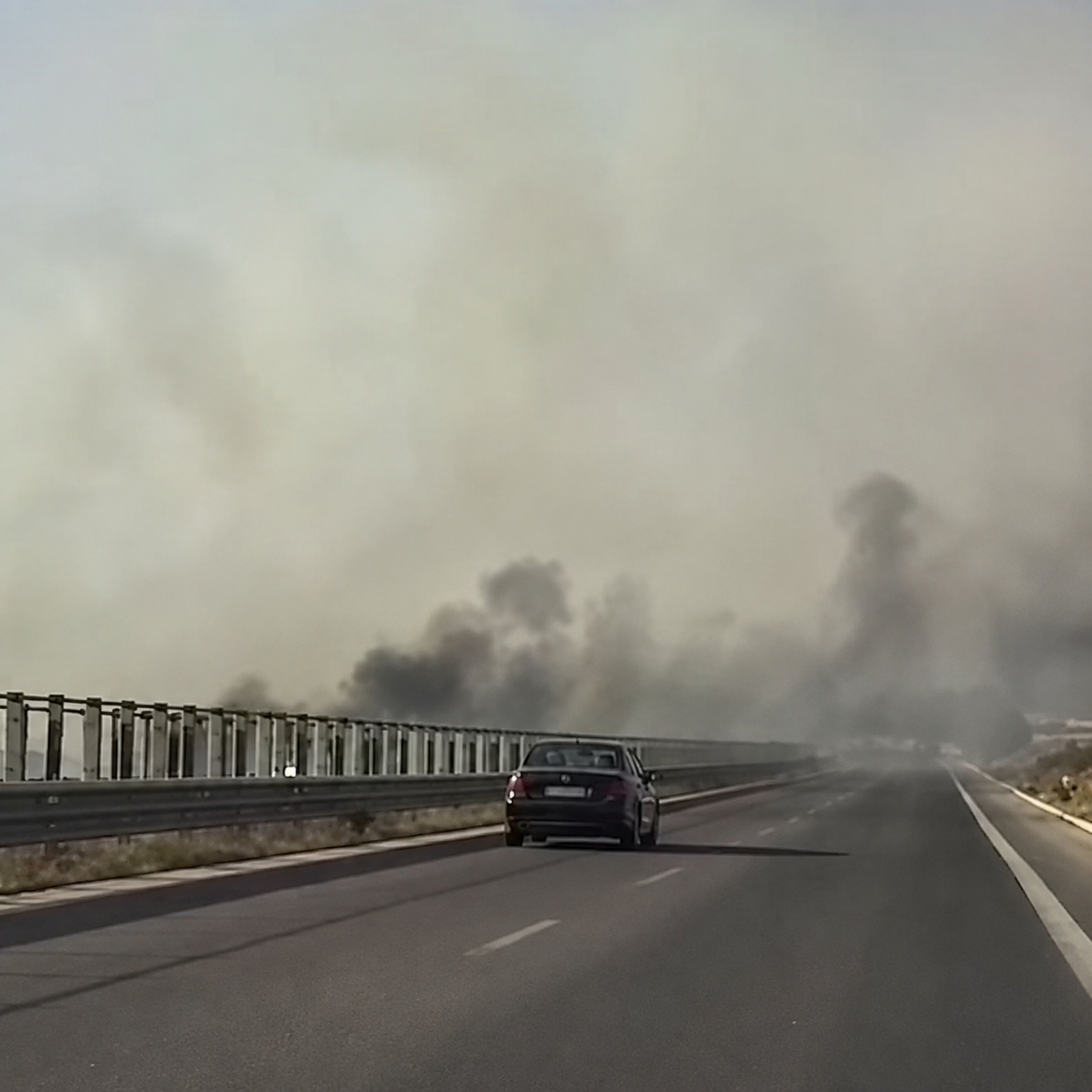 Zjarr përgjatë autostradës Fier Vlorë  flakët përfshijnë rreth 2 kilometra  Tymi vështirëson qarkullimin