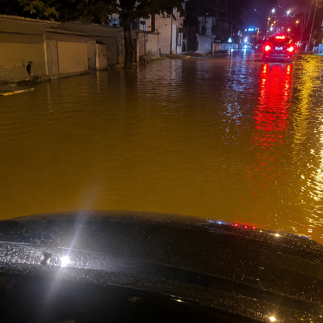 Çarja e tubacionit përmbyt rrugën në Mëzez   UKT na kujtohet vetëm për faturat 