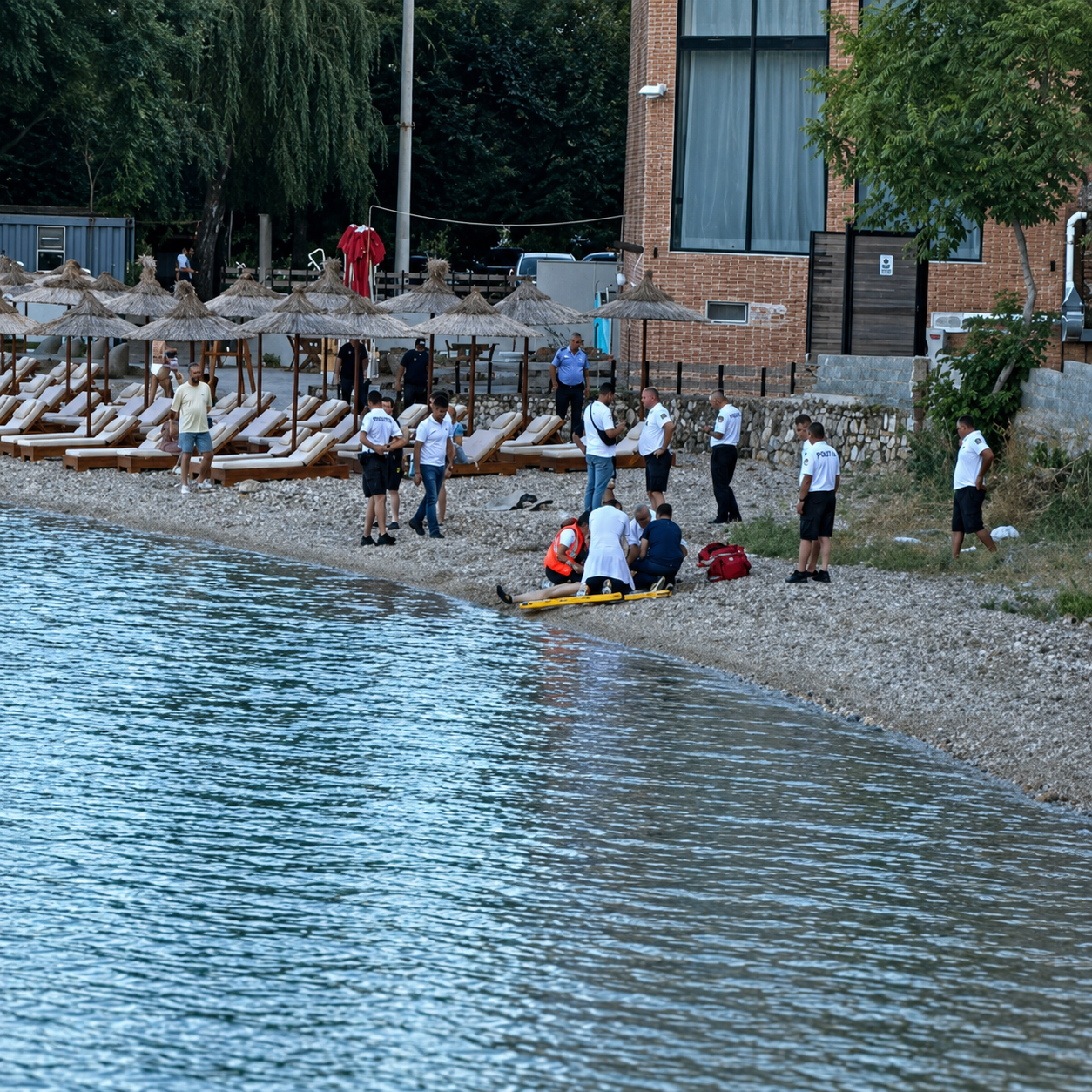 I moshuari humb jetën në liqenin e Pogradecit  dyshohet se pësoi arrest kardiak sapo hyri në ujë