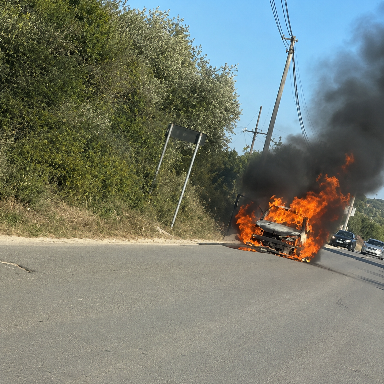 Përfshihet nga flakët një automjet në Novoselë, Vlorë zjarrfikësit nisen drejt vendngjarjes