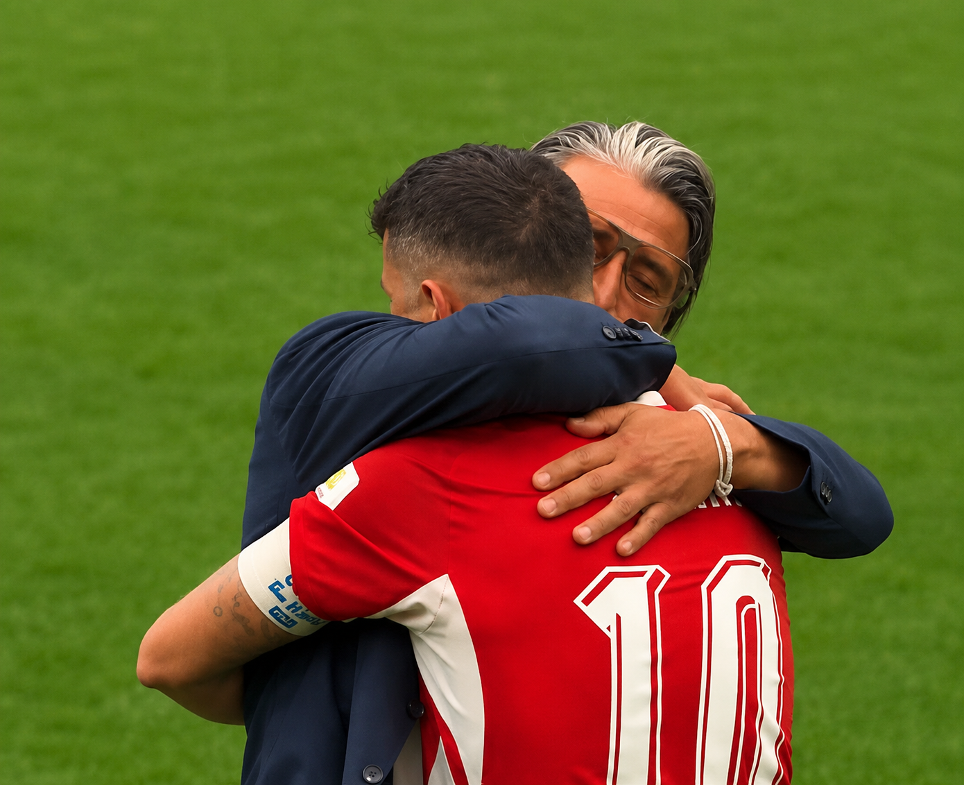 Pas fitores trajneri i Zvicrës me lot në sy vrapon drejt kapitenit Xhaka duke e përqafuar