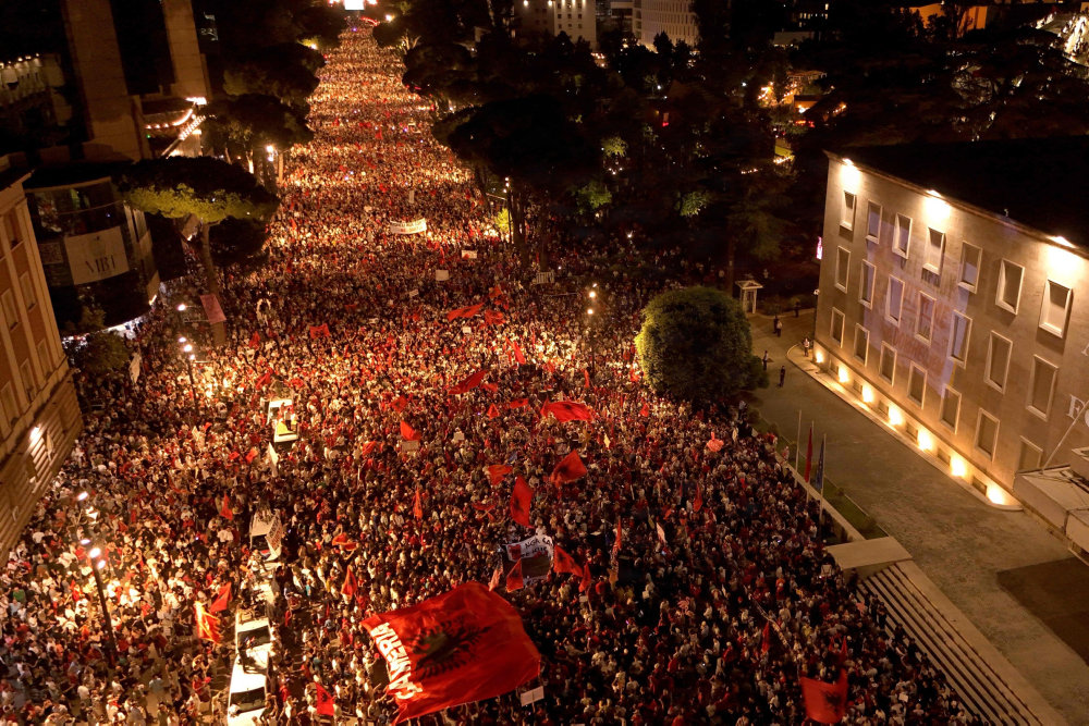 Nesër seanca e fundit plenare  qytetarët njoftojnë protestë para Parlamentit