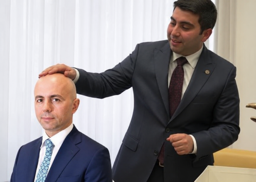 Çerri i tenderave bekon ministrin e Shëndetësisë Klod Allajbeun me plot 7 kontrata pa garë me vlerë 2.7 milionë euro