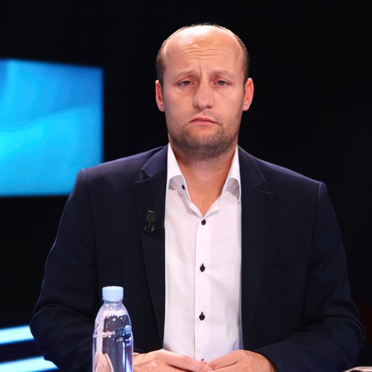 Gruaja e Florenc Çapjas godet në befasi gazetarin Elton Qyno