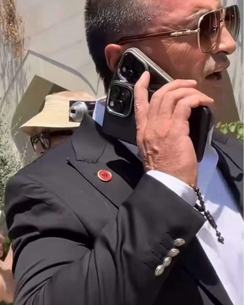 Bossi nga Tepelena Tërmet Peçi me dy telefona në vesh