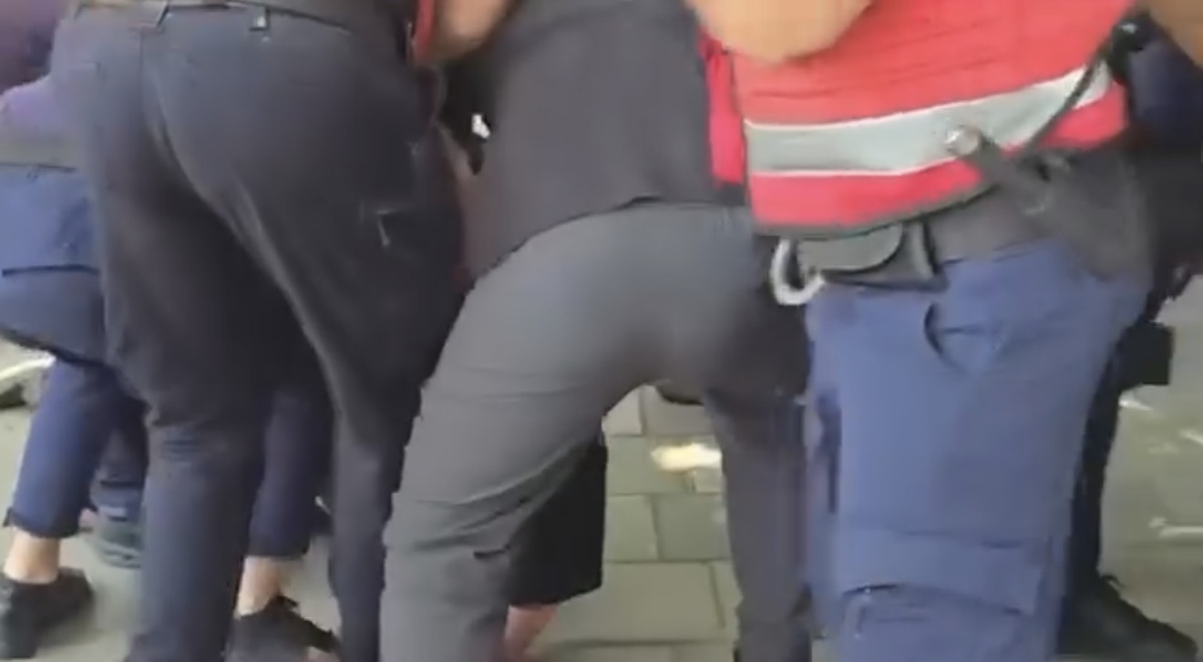 10 policë hipin mbi një protestues
