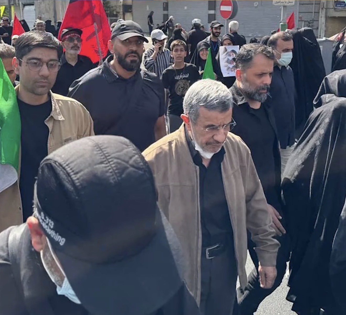 Ahmadinexhad shfaqet në funeralin e Khameneit