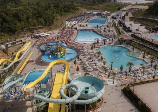 Skandali! Ministri i shëndetësisë Klodian Allajbeu i grabiti pronën në Mullet qytetares dhe e bëri resort