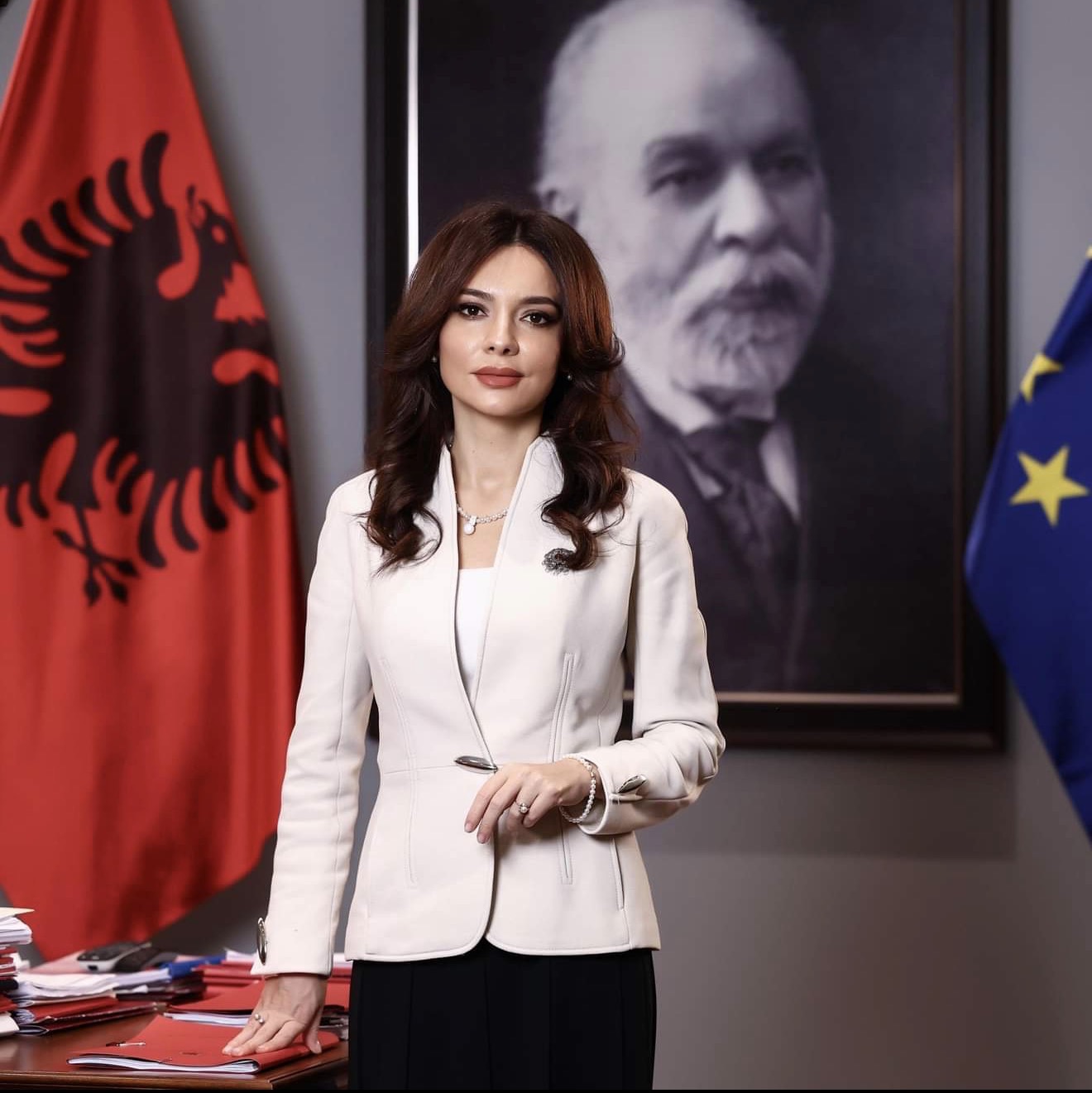 Spiropali hap zyrë në Bllok  hyjnë e dalin deputetë të Ramës