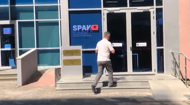 Tendera me flamuj të kuq  Biznesmeni Eral Myftaraj paraqitet në SPAK