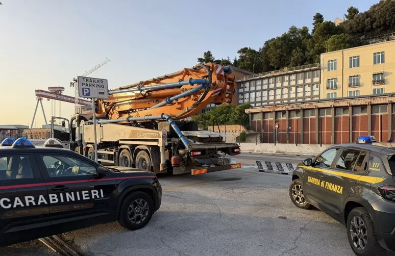Hajdutët me maska vjedhin kamionin në Puglia  po e transportonin me traget në Durrës
