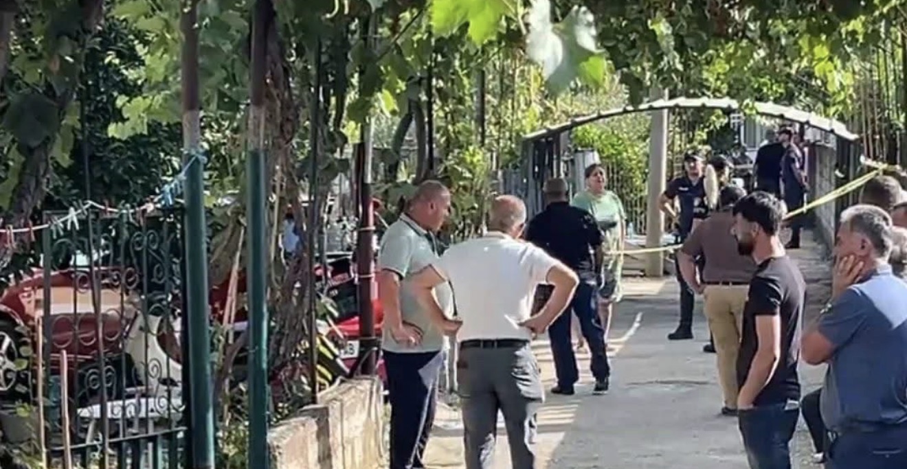 Tragjedia në Roskovec: Vidhishta përcjell në banesën e fundit çiftin e vrarë nga ish-dhëndri