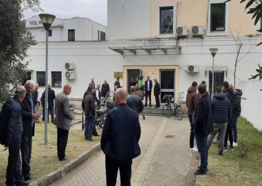 Gjykata që gjykon konfliktet e pronës, mbetet peng i pronës së saj