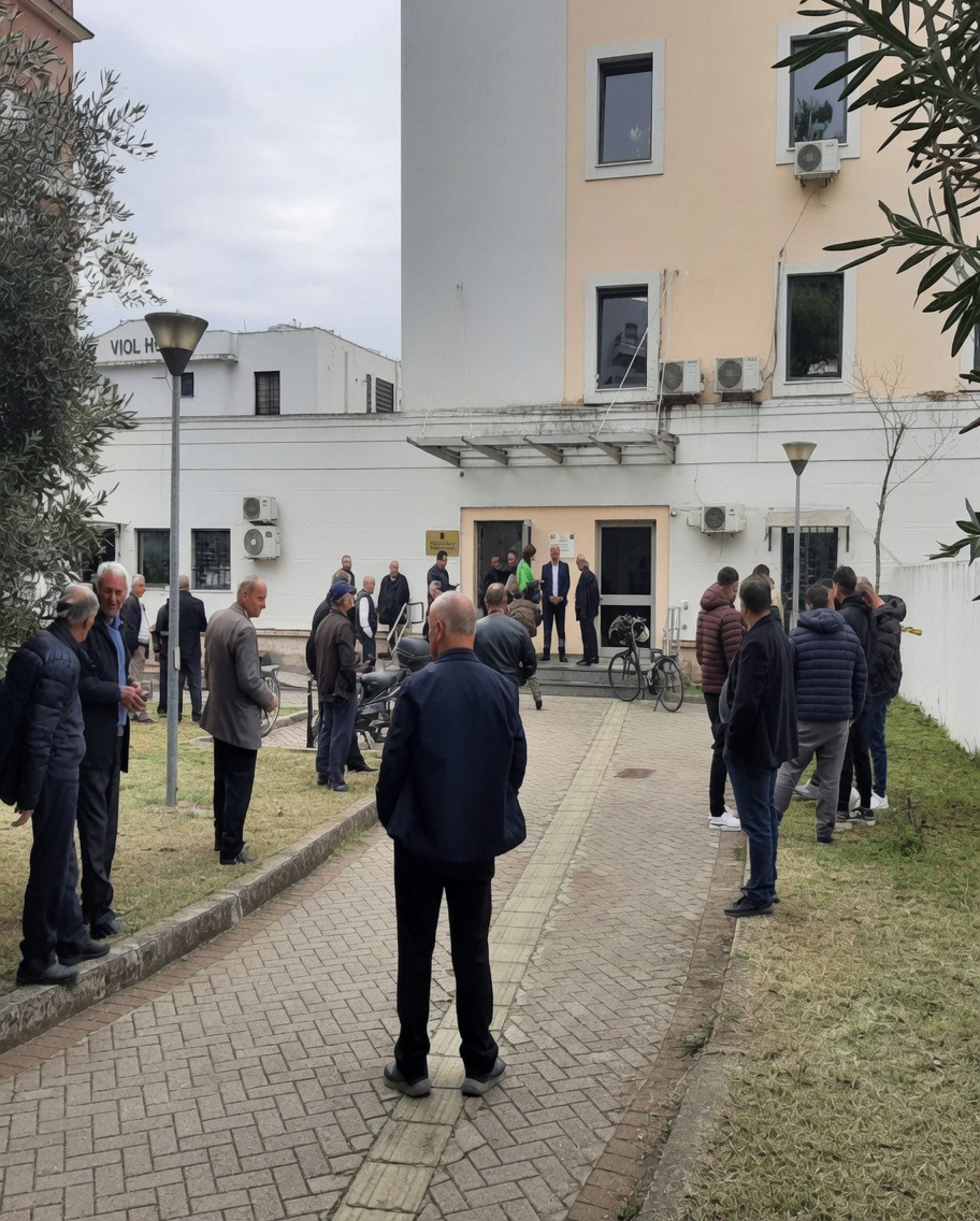 Gjykata që gjykon konfliktet e pronës, mbetet peng i pronës së saj