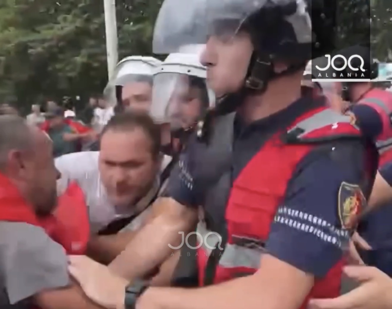 Protesta pranë Kuvendit, përplasje me policinë dhe shoqërime