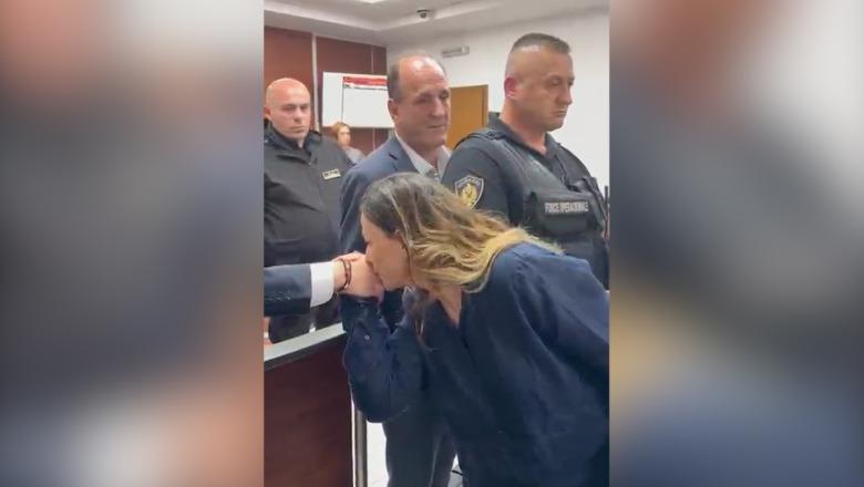 SKANDAL NË ALI DEM/ Trëndelina, administratorja merr leje të ndërtojë mbi trotuar pasi i puthi dorën Veliajt