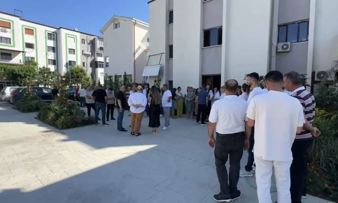 Mërzitet edhe administrata e Klosit  s duan t i kalojnë Burrelit