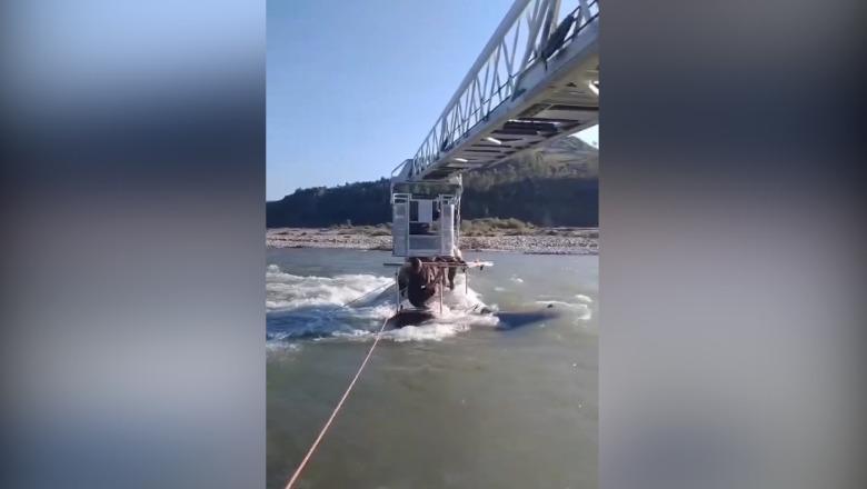 Nxirren të gjallë nga Devolli gjyshi dhe nipi, traktori u zhyt në lumë
